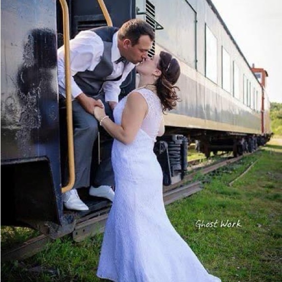 Selling a beautiful wedding dress white fits one the height of 52 weight of 150 - Picture 6 of 7